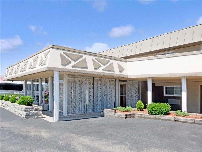 Days Inn By Wyndham Elk Grove Village O'Hare Airport West Exterior photo